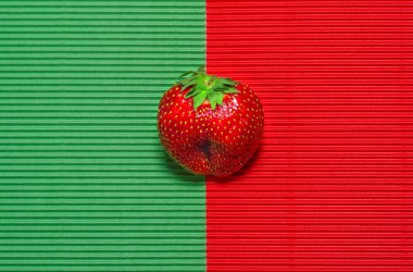 Çilek kırmızı yeşil zemin üzerine