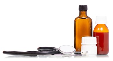 İlaç şişeleri ve hapları stetoskop kümesi kompozisyon