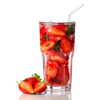 Nane ile cam çilek limonata