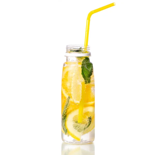Flaska lemonad citron med mynta — Stockfoto
