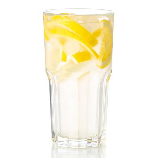Glas lemonad citron vatten med citron — Stockfoto