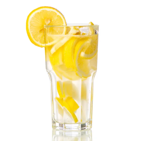 Água de limão de limonada de vidro com limão — Fotografia de Stock