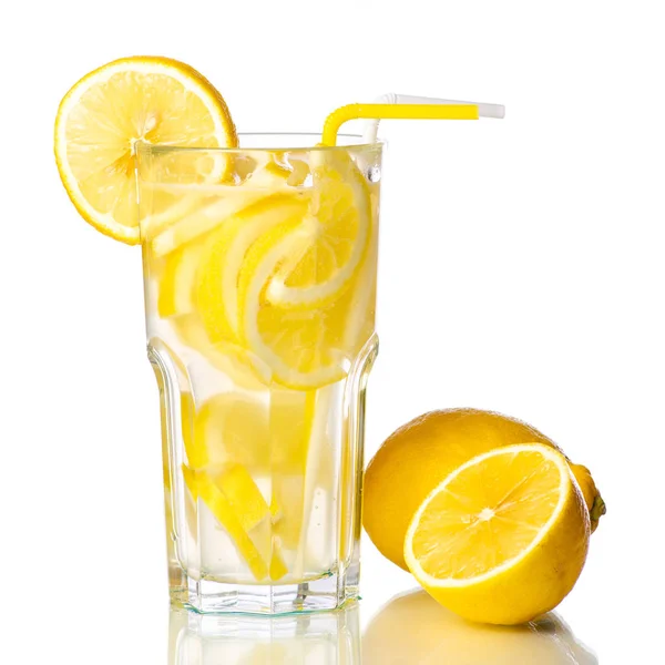 Lemoniada cytryna szkło woda z cytryną — Zdjęcie stockowe
