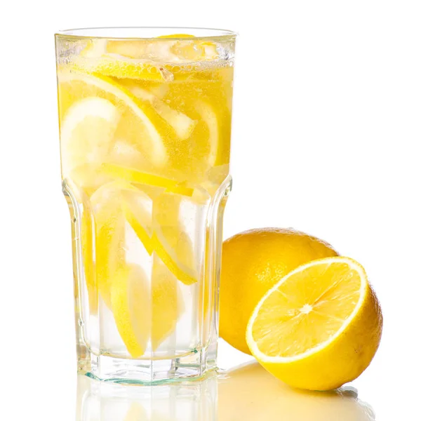 Glas lemonad citron vatten med citron — Stockfoto