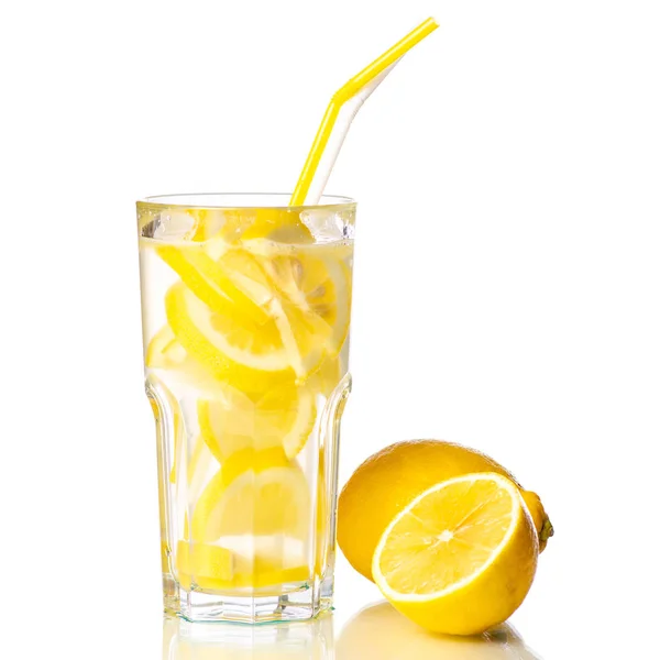 Água de limão de limonada de vidro com limão — Fotografia de Stock