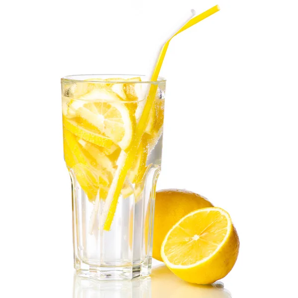 Glas lemonad citron vatten med citron — Stockfoto