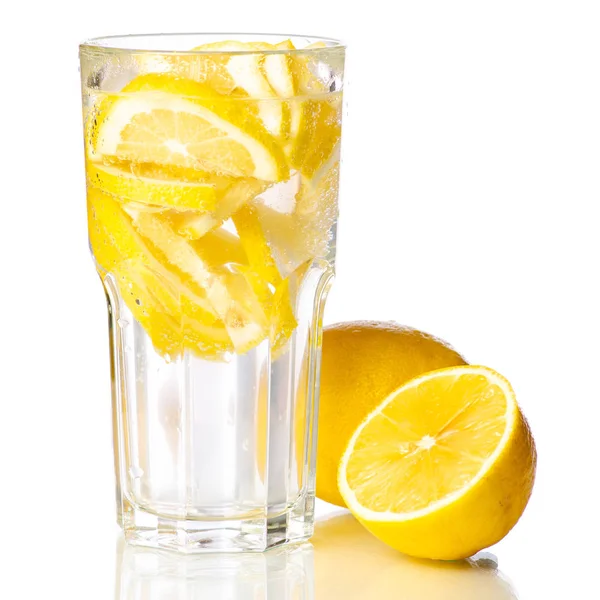 Glas lemonad citron vatten med citron — Stockfoto