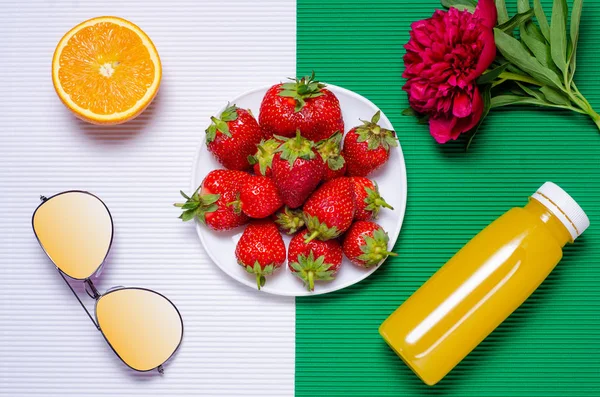 Aardbei bloemen pioenrozen oranje fles SAP — Stockfoto