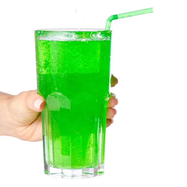 Agua carbonatada verde en la mano — Foto de Stock