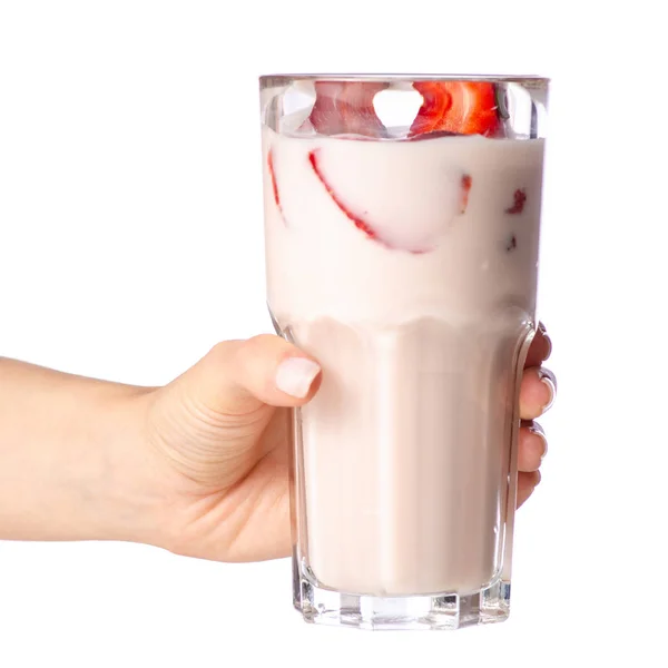 Verre de yogourt aux fraises milkshake à la main — Photo