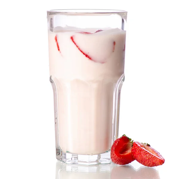 Verre de yaourt aux fraises milk-shake — Photo