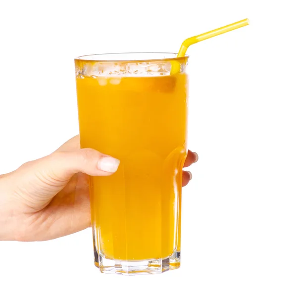 Glas koolzuurhoudend water oranje in de hand — Stockfoto