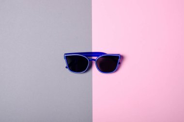 Minimum mavi güneş gözlüğü