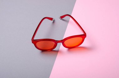 Düz yatıyordu. Güneş gözlüğü modası