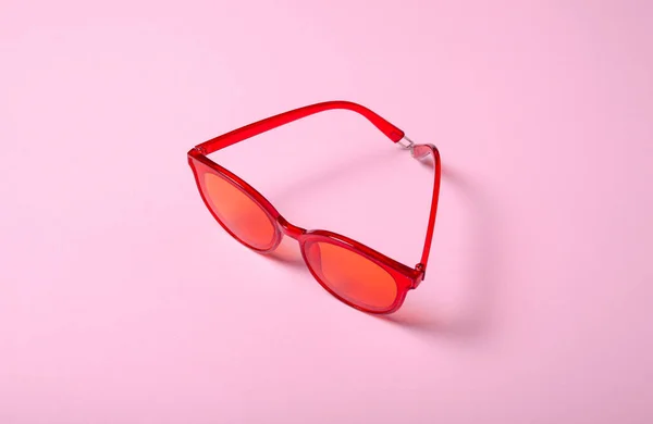 Leżeć płasko. Okulary przeciwsłoneczne — Zdjęcie stockowe