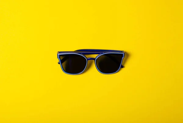 Μπλε γυαλιά ηλίου μόδας — Φωτογραφία Αρχείου