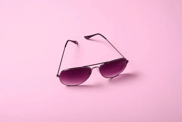 Leżeć płasko. Okulary przeciwsłoneczne — Zdjęcie stockowe