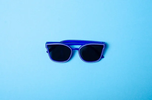 Modrá sluneční brýle móda — Stock fotografie