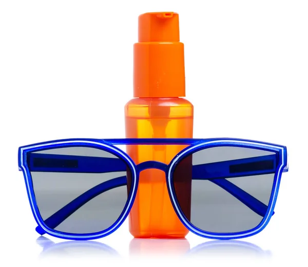 Pomarańczowy krem do opalania butelka i okulary przeciwsłoneczne — Zdjęcie stockowe