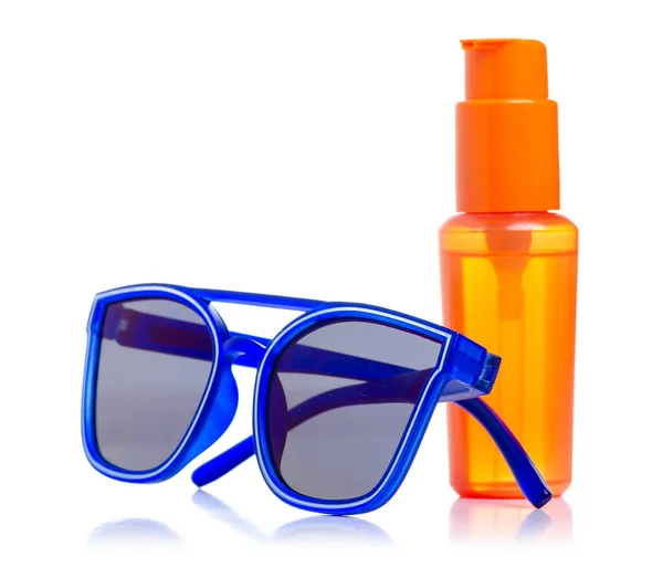 Orange sunscreen suntan bottle and sunglasses — Stock Photo, Image