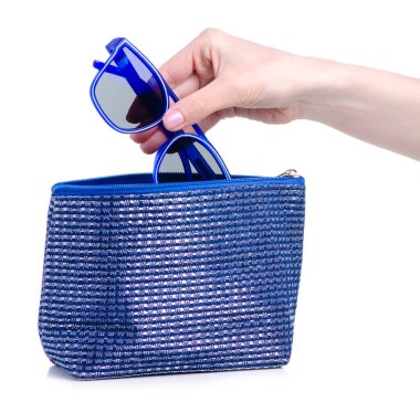 Mavi güneş gözlüklerini mavi makyaj çantasına koy.