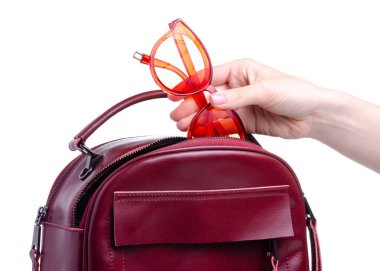 Kırmızı güneş gözlüklerini kırmızı çantaya koy.