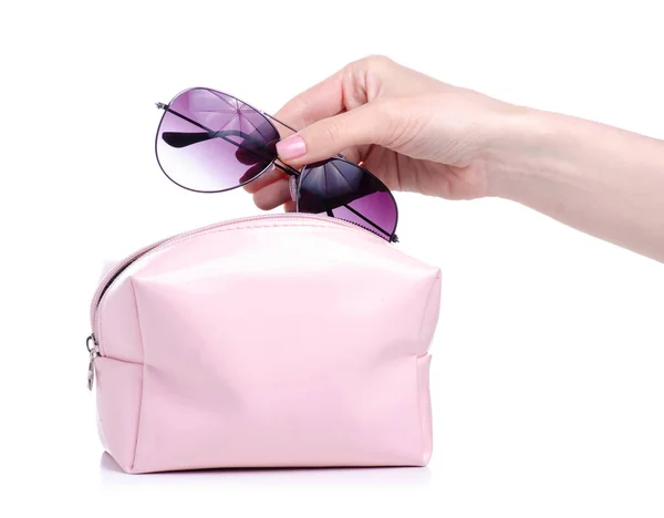 Gafas de sol puestas en bolsa cosmética rosa — Foto de Stock