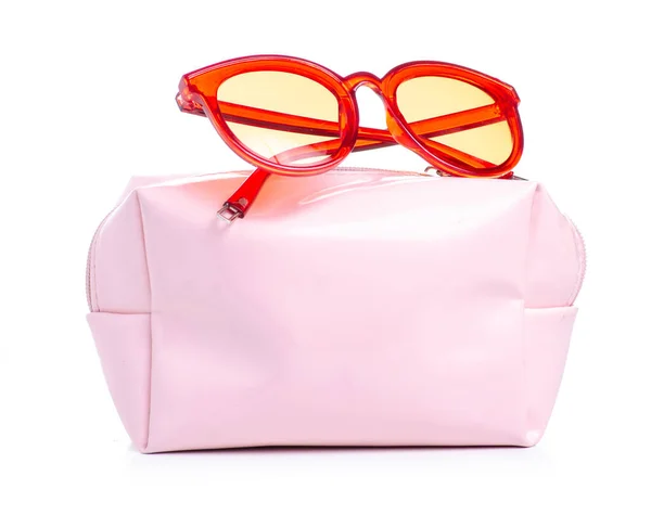 Κόκκινα γυαλιά ηλίου και ροζ τσάντα καλλυντικών — Φωτογραφία Αρχείου