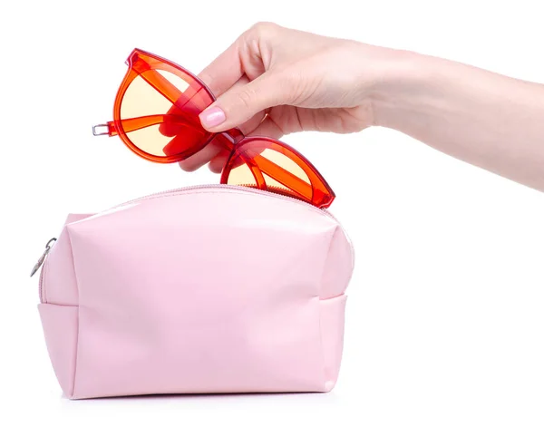 Piros napszemüveg rózsaszín kozmetikai zacskóba helyezve — Stock Fotó