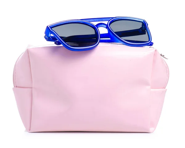 Gafas de sol azules y bolsa cosmética rosa — Foto de Stock