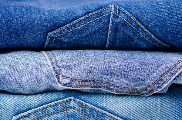 Куча джинсов. Мода — стоковое фото