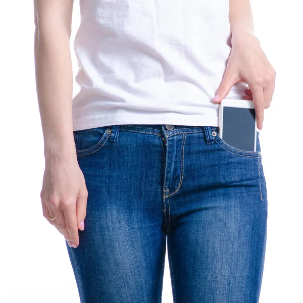 Женщина кладет мобильный телефон в карман джинсов — стоковое фото