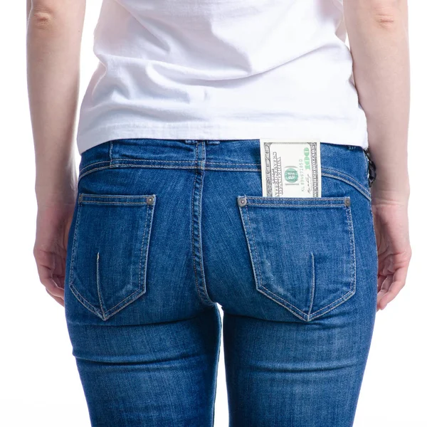 Женщина кладет деньги в карман джинсов — стоковое фото