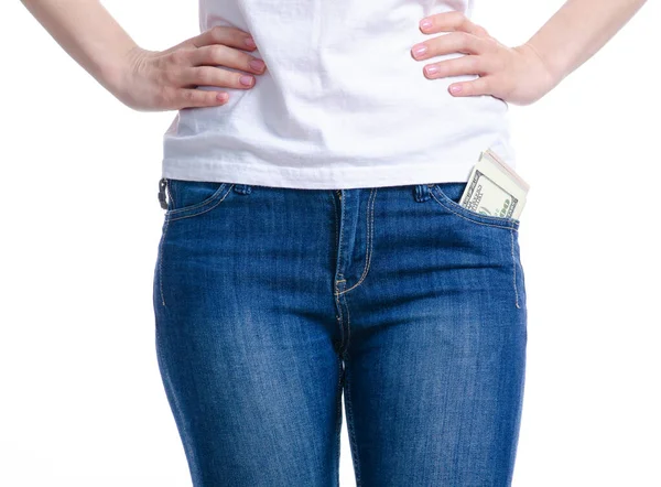 Femme met de l'argent dans la poche de jeans — Photo