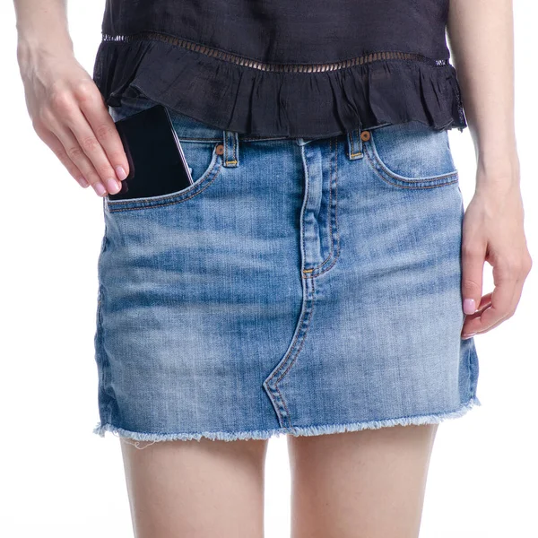 女性置く携帯電話でジーンズスカートポケット — ストック写真