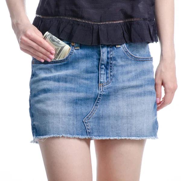 Mulher coloca dinheiro dólares no bolso saia jeans — Fotografia de Stock