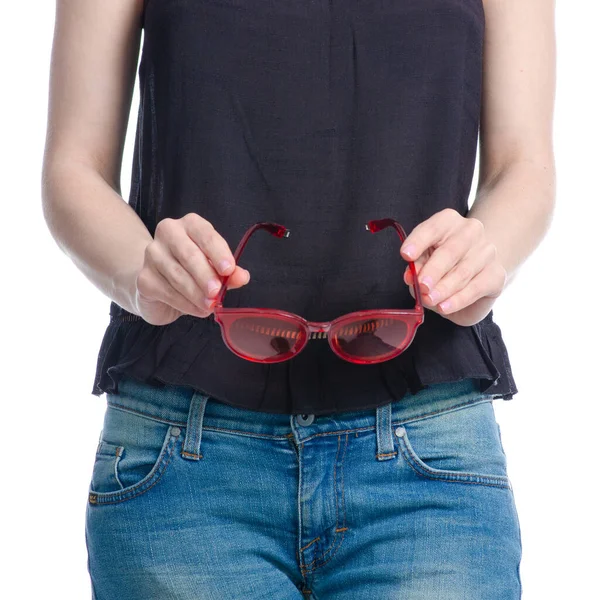Kot pantolonlu güneş gözlüklü kadın — Stok fotoğraf