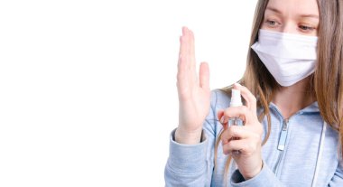 Tıbbi koruyucu maskeli kadın antiseptik dezenfeksiyon virüsü taşıyor.