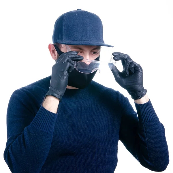 Homem com máscara protetora médica e luvas de proteção, vírus óculos — Fotografia de Stock