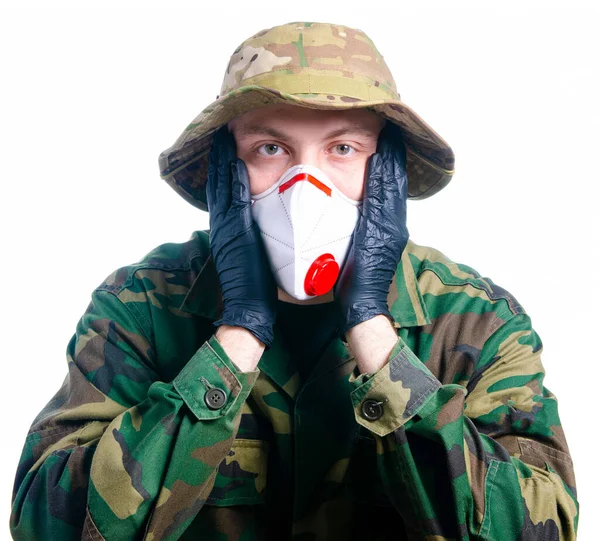 Homme armée militaire dans le virus masque de protection médicale — Photo