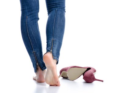 Kotlu kadın bacakları kırmızı topuklu ayakkabılar güzellik acısı