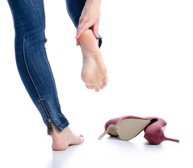 Kotlu kadın bacakları kırmızı topuklu ayakkabılar güzellik acısı