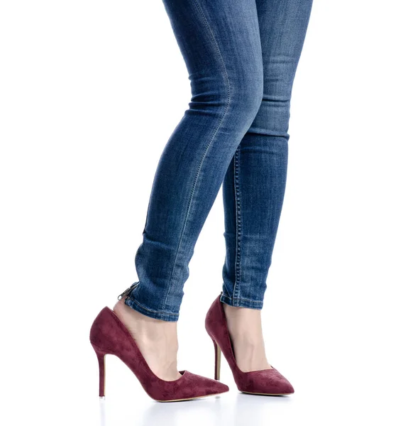 Vrouwelijke benen in jeans rood hoge hakken schoonheid pijn — Stockfoto