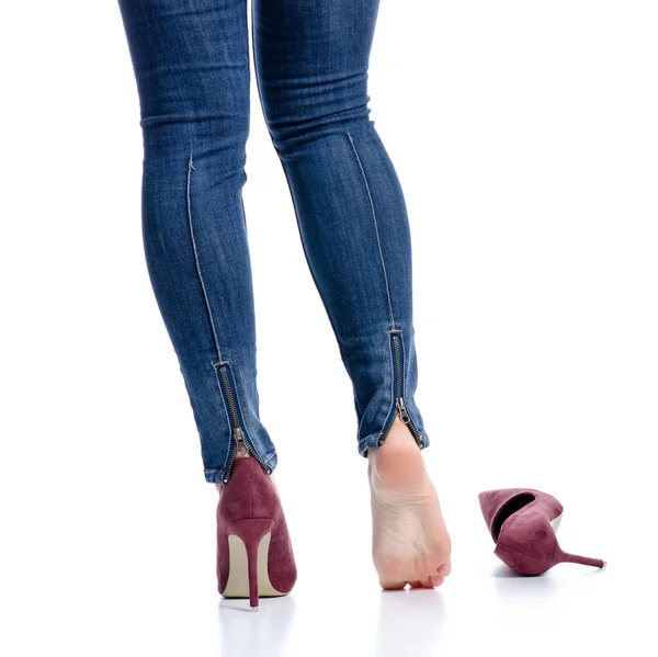 Pernas femininas em jeans vermelho salto alto dor de beleza — Fotografia de Stock