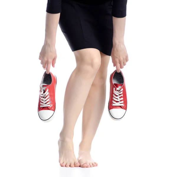 Женские ноги выбирают высокие каблуки или кроссовки — стоковое фото