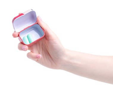 Yeşil kulak tıkaçlarını konteynırda tutarken