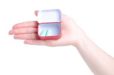 Yeşil kulak tıkaçlarını konteynırda tutarken