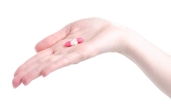 손에 약재를 쥐고 있는 분홍빛 흰색 캡슐 — 스톡 사진