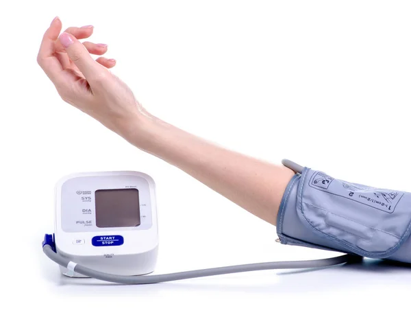 Monitor digital de presión arterial tonómetro eléctrico en la mano — Foto de Stock