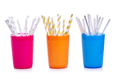 Bardakta renkli kokteyl tüpleri.